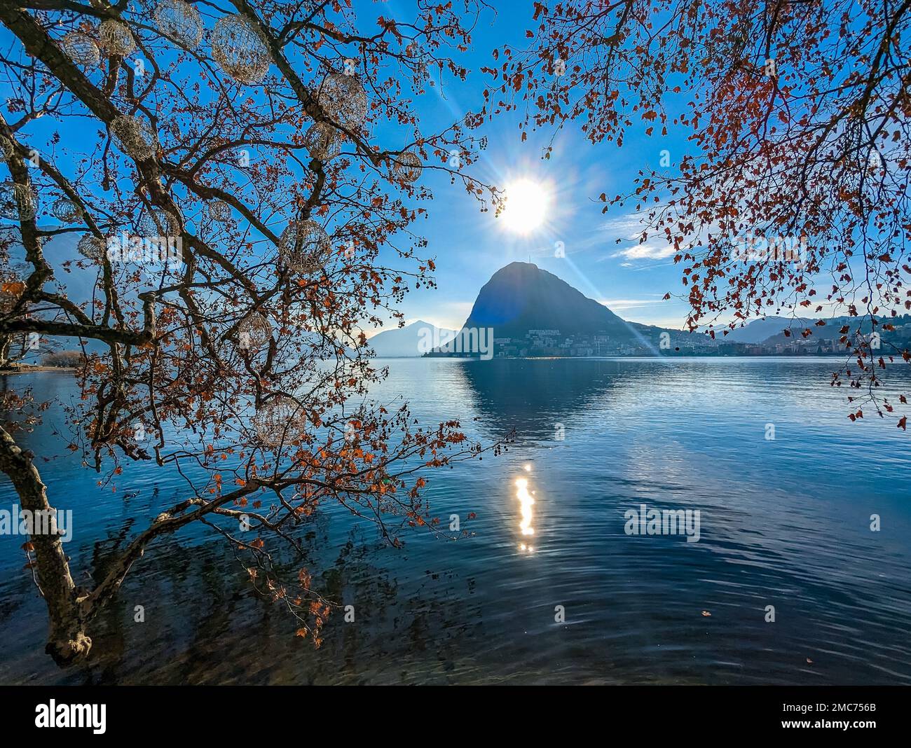 Lugano, Svizzera. Splendida vista aerea della città svizzera, circondata da lago e montagne. Foto Stock