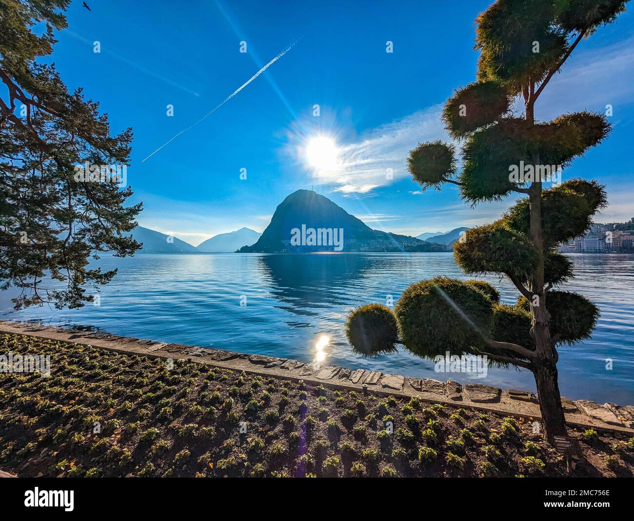 Lugano, Svizzera. Splendida vista aerea della città svizzera, circondata da lago e montagne. Foto Stock