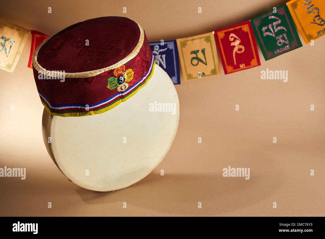 Buon Sonam Losar Festival lunare di Capodanno del Nepal. Tradizionale Tamang toi cappello, tamburo a mano e bandiere Om mani padme hum. Foto Stock