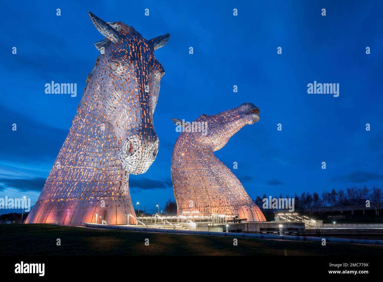 Le strutture equine di Kelpies a Night, Forth & Clyde Canal, Scozia Foto Stock