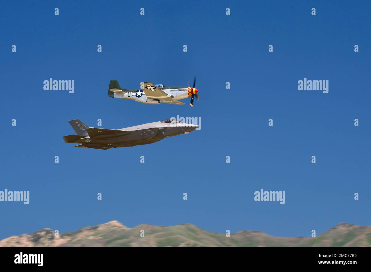 Gli Stati Uniti Il team di dimostrazione dell'aeronautica F-35A Lightning II e una P-51 Mustang volano in formazione durante lo spettacolo Heritage Flight presso il Warriors Over the Wasatch Air & Space Show, 26 giugno 2022, alla base dell'aeronautica militare di Hill, Utah. Foto Stock