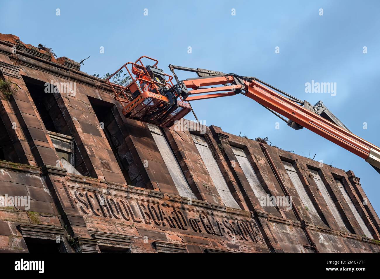 Demolizione dell'ex edificio scolastico nell'estremità orientale di Glasgow Foto Stock