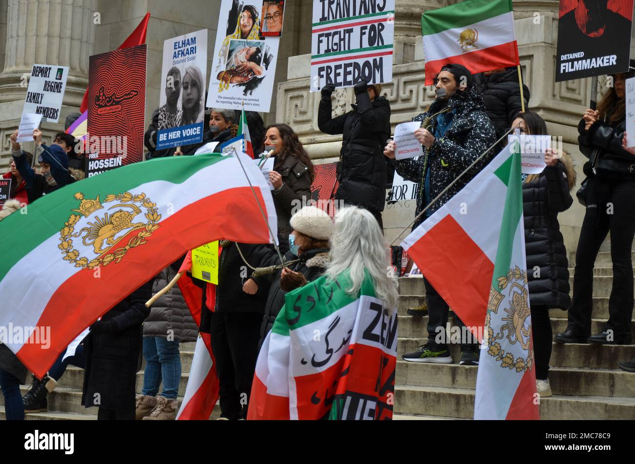 New York City, Stati Uniti. 21st gennaio 2023. I newyorkesi si sono riuniti di fronte alla Biblioteca pubblica di New York per essere solidali con le vittime della Guardia rivoluzionaria islamica in Iran. Ryan Rahman/Alamy Live News Foto Stock