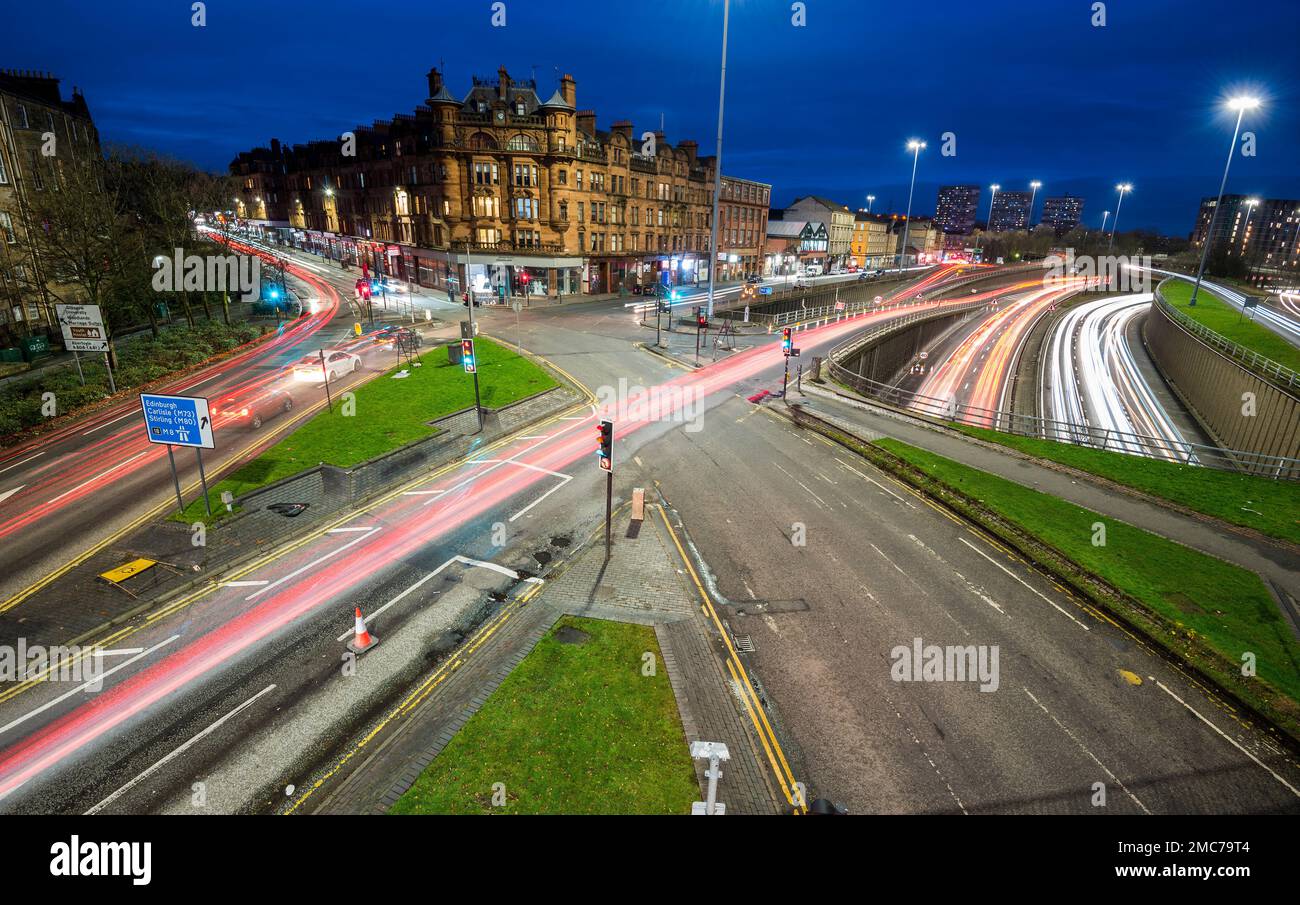 Il piotografo notturno di Charing Cross Junction a Glasgow, Scozia, è stato preso all'ora di punta serale. Foto Stock
