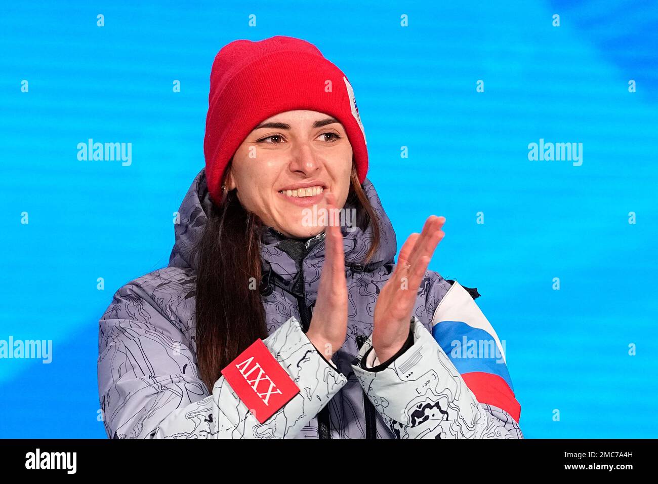 Bronze medalist Angelina Golikova of the Russian Olympic Committee celebrates during a medal ceremony for the speedskating women's 500-meter race at the 2022 Winter Olympics, Monday, Feb. 14, 2022, in Beijing. (AP Photo/Sue Ogrocki) Foto Stock