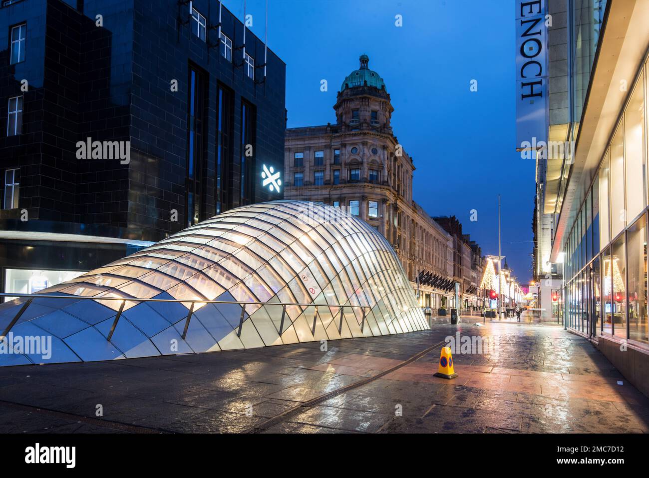 Foto notturna con l'ingresso della tettoia di vetro a St Enoch Square, Glasgow, Scozia. Foto Stock