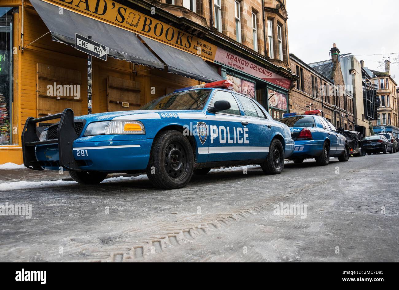 Auto di polizia parcheggiata in strada a Gotham City film set a Glasgow per Batgirl film. Foto Stock