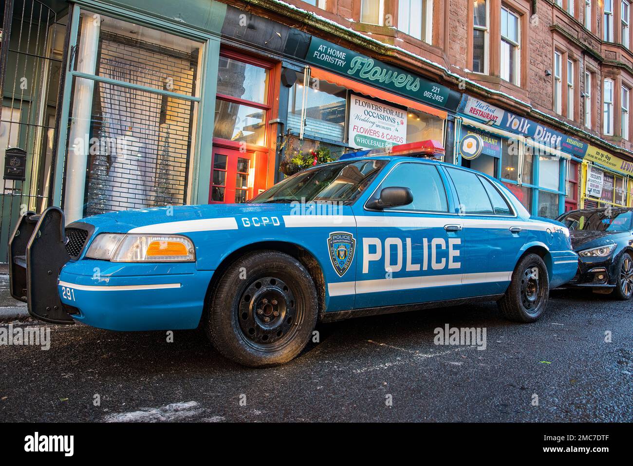Auto di polizia parcheggiata in strada a Gotham City film set a Glasgow per Batgirl film. Foto Stock