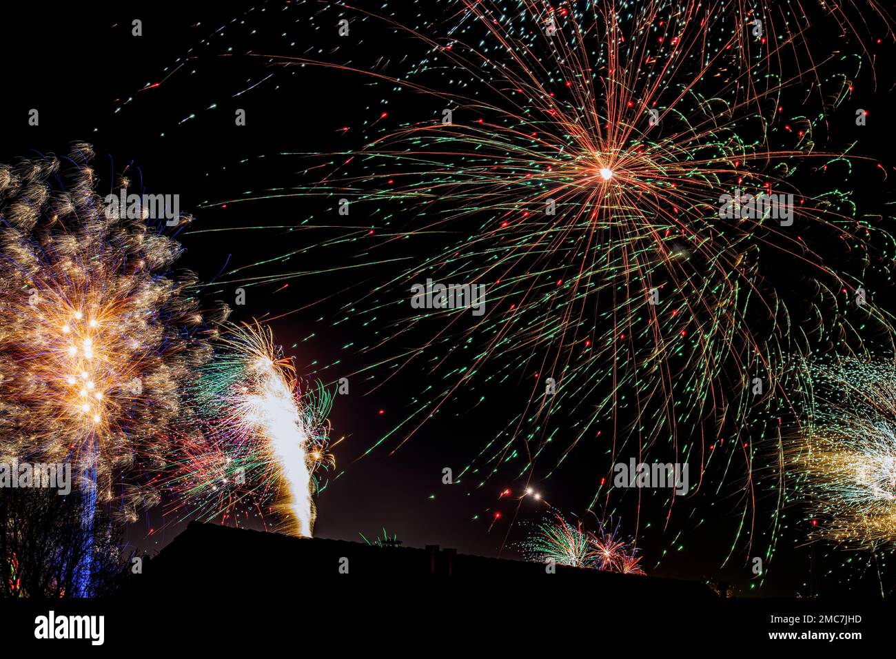 Fuochi d'artificio che esplodono nel cielo di notte Foto Stock