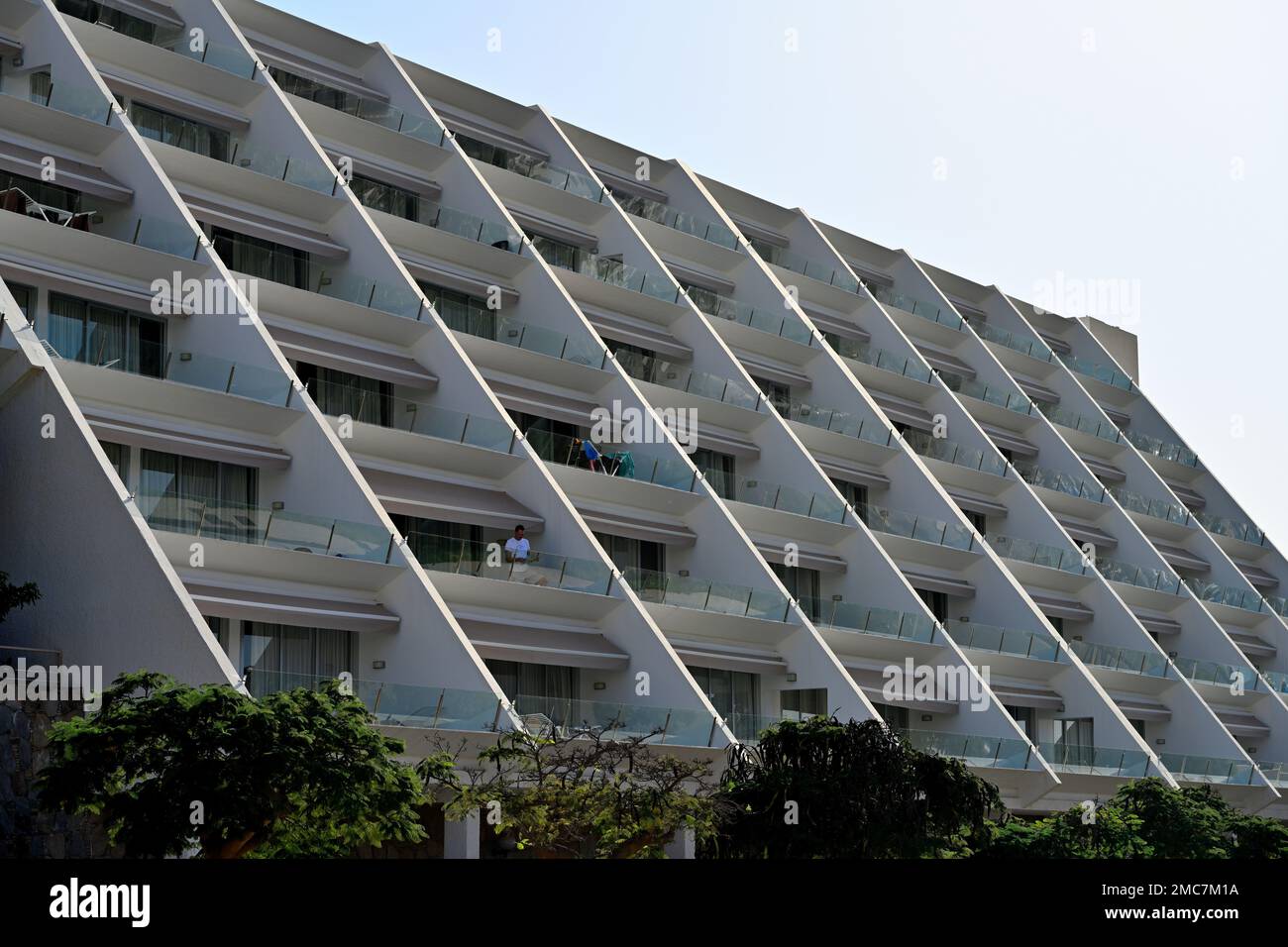 Moderno hotel turistico a più livelli (Holiday Club Puerto calma) con balconi, Arguineguín, Gran Canaria Foto Stock