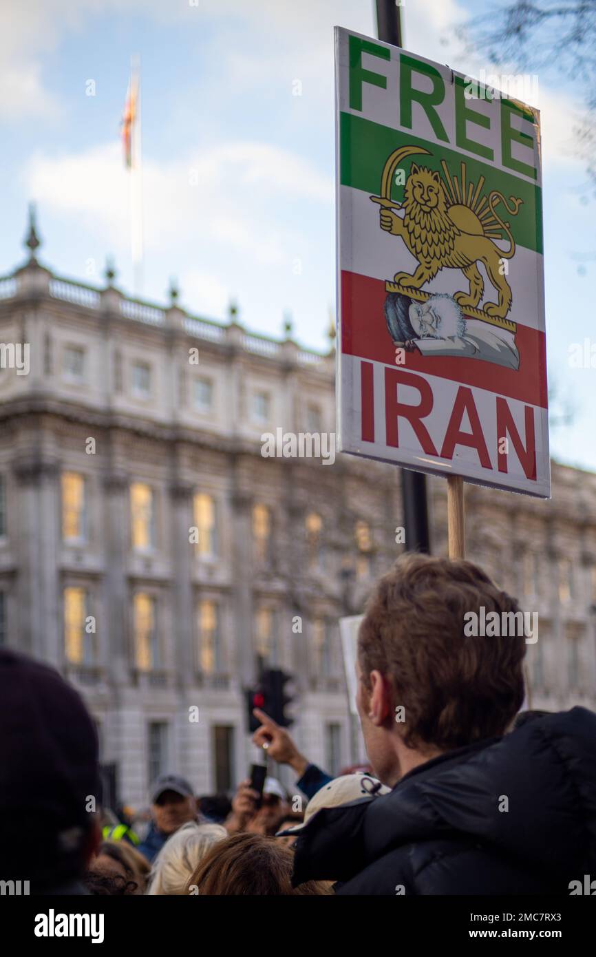 Londra, Regno Unito - 21st gennaio 2023: Dopo l'esecuzione di Alireza Akbari, un cittadino iraniano-britannico, manifestanti anti di regime e attivisti per i diritti umani hanno riunito outside10 Downing Street per protestare contro l'esecuzione in Iran e anche per denunciare il regime islamico. Credit: Sinai Noor/Alamy Live News/Shutterstock - solo per uso editoriale. Foto Stock