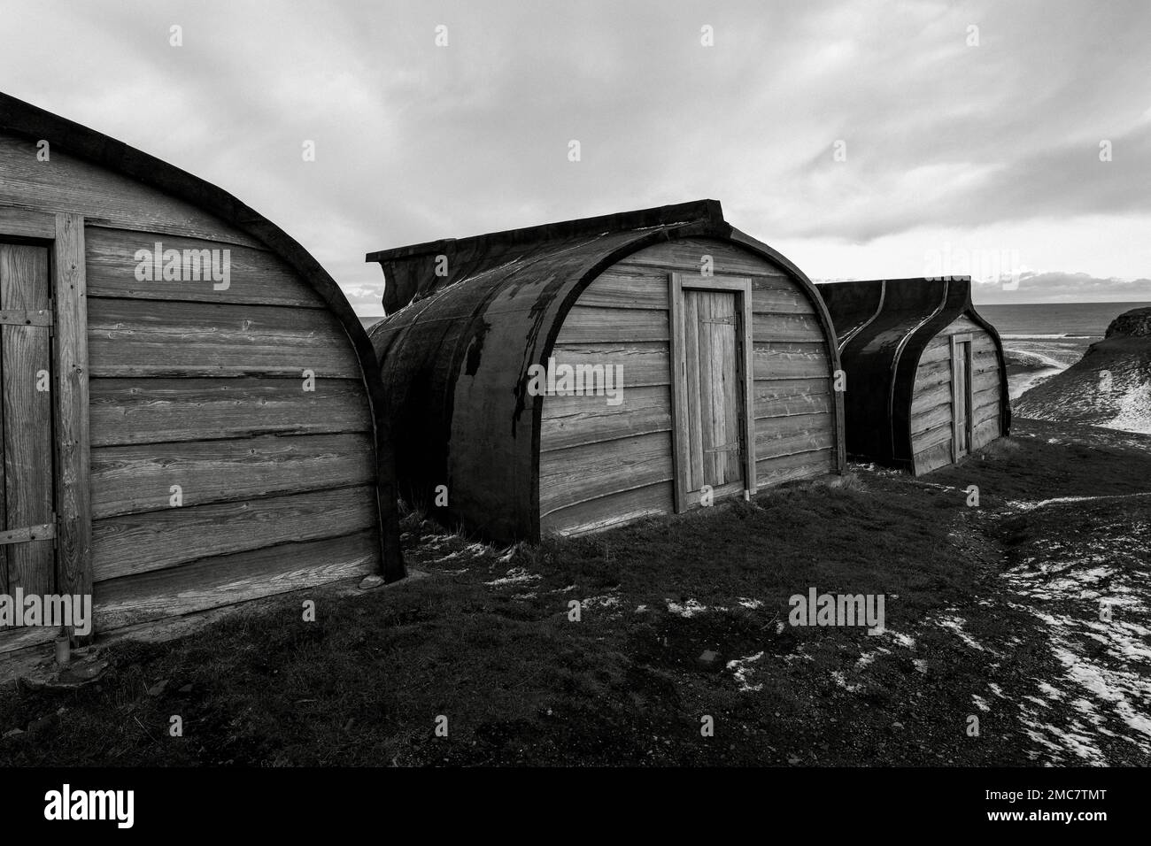 Capannoni di barche fatte da vecchie barche capovolgute, Lindisfarne, Northumberland, Regno Unito Foto Stock