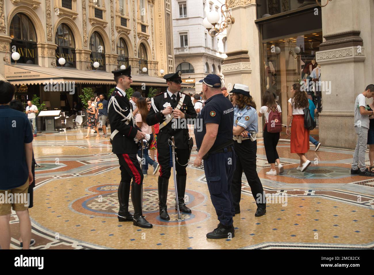 Galleria Vittorio Emanuele II e i Carabinieri in servizio Foto Stock
