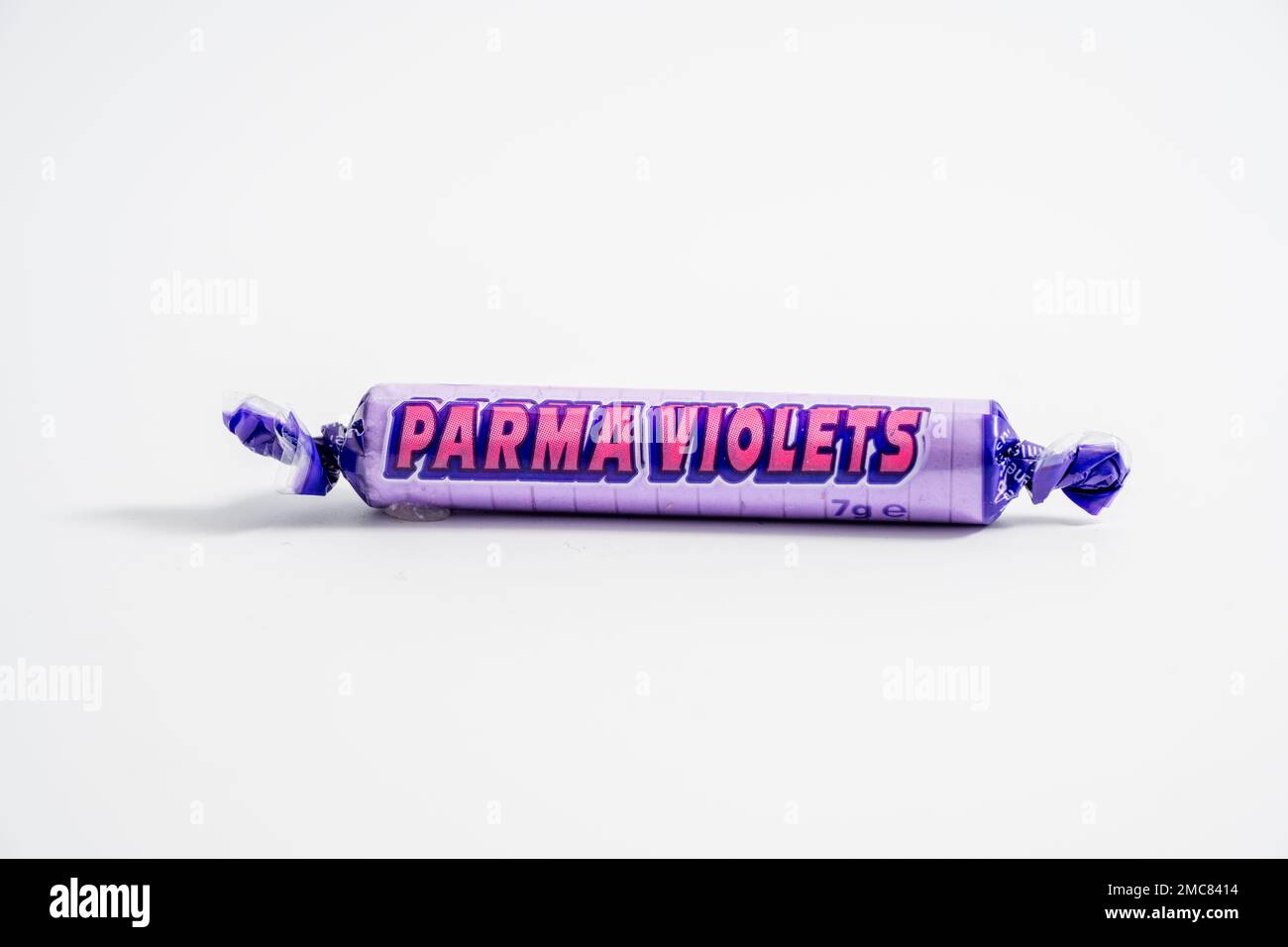 Cardiff Mid Glamorgan Wales UK Gennaio 21 2023 un pacchetto di famosi violetti inglesi di Parma realizzati da Swizzels marlow dolci profumati floreali isolati su una w Foto Stock
