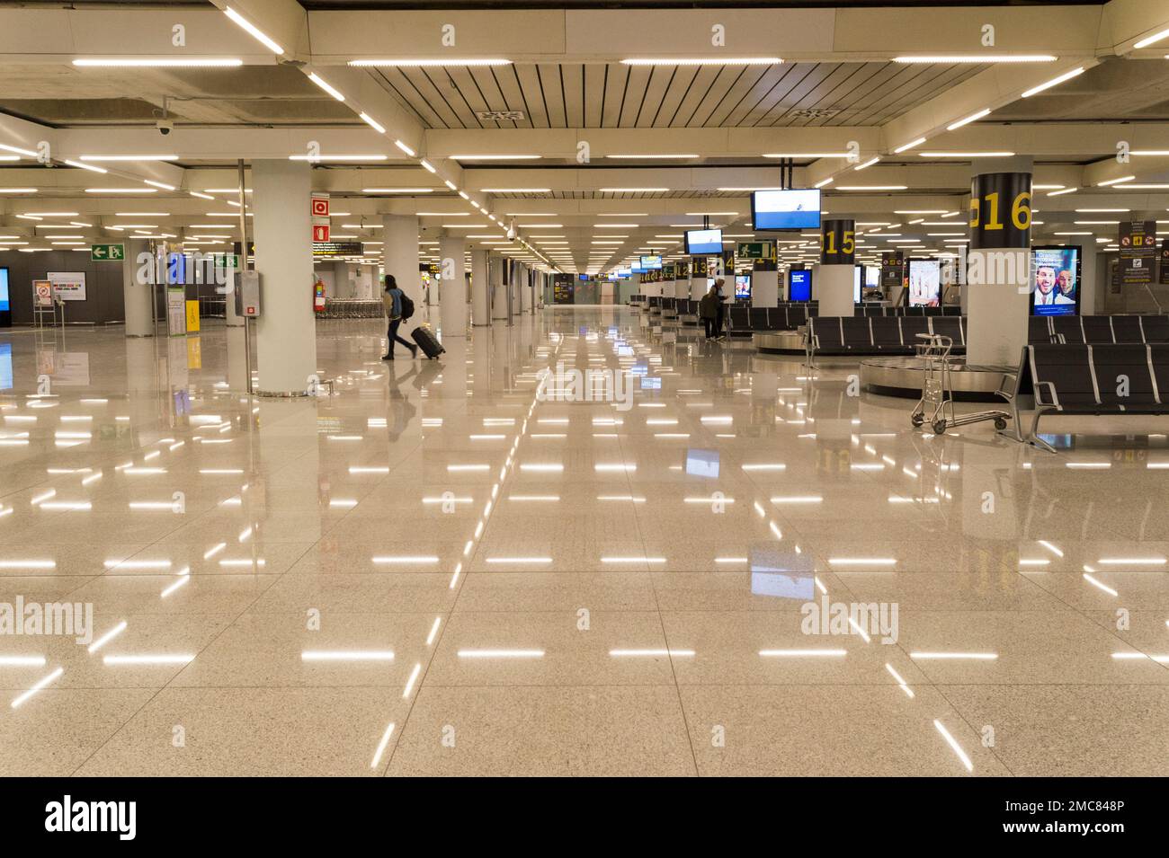 Un vuoto di sbadiglio nella zona degli arrivi dell'aeroporto di Palma de Mallorca durante l'allarme pandemico Corona. Foto Stock