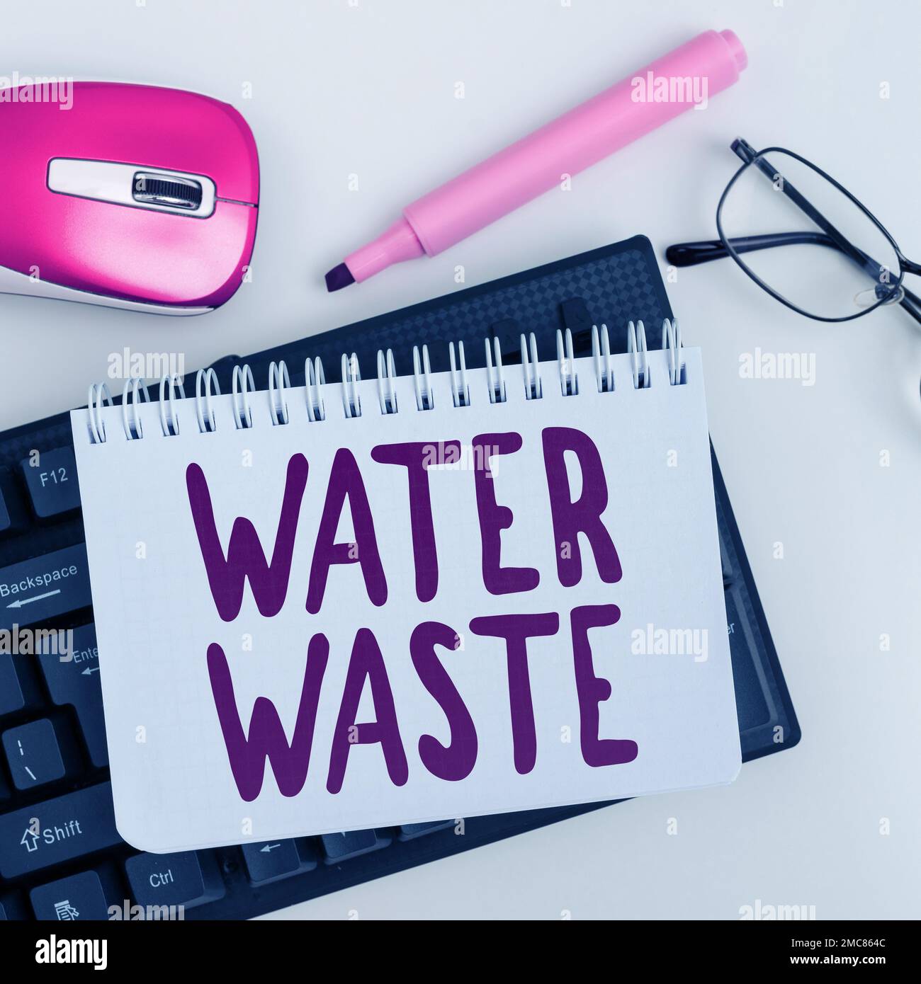 Scrittura a mano di testo acqua di scarico. Parola scritta su liquido che è stato usato come parte di un processo industriale Foto Stock