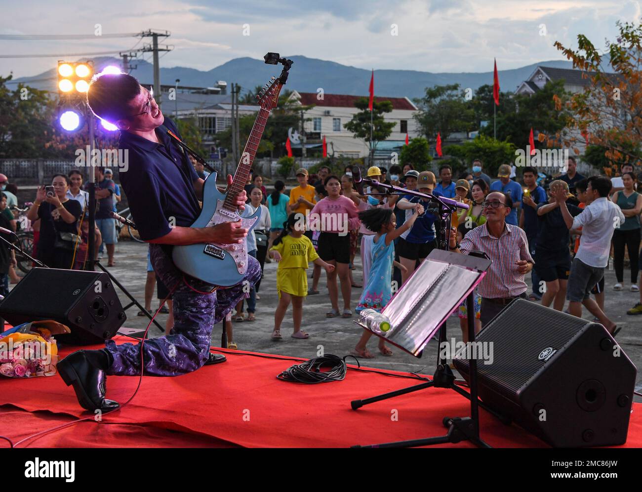 PHU YEN, VIETNAM (27 giugno 2022) – Petty Officer 2nd Class Yushi Wakai, chitarrista della Japan Maritime Self-Defense Force (JMSDF), suona con gli Stati Uniti Pacific Fleet Band a Pacific Partnership 2022 (PP22) ospita un evento di sensibilizzazione nazionale allo stadio Song Cau in Vietnam. Ora nel suo 17th° anno, Pacific Partnership è la più grande missione multinazionale annuale di assistenza umanitaria e di preparazione alle catastrofi condotta nell'Indo-Pacifico. Foto Stock