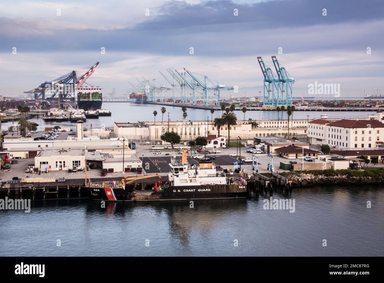Una taglierina della Guardia Costiera degli Stati Uniti è legata al molo nel porto più trafficato del Nord America, il Porto di Los Angeles, California Foto Stock