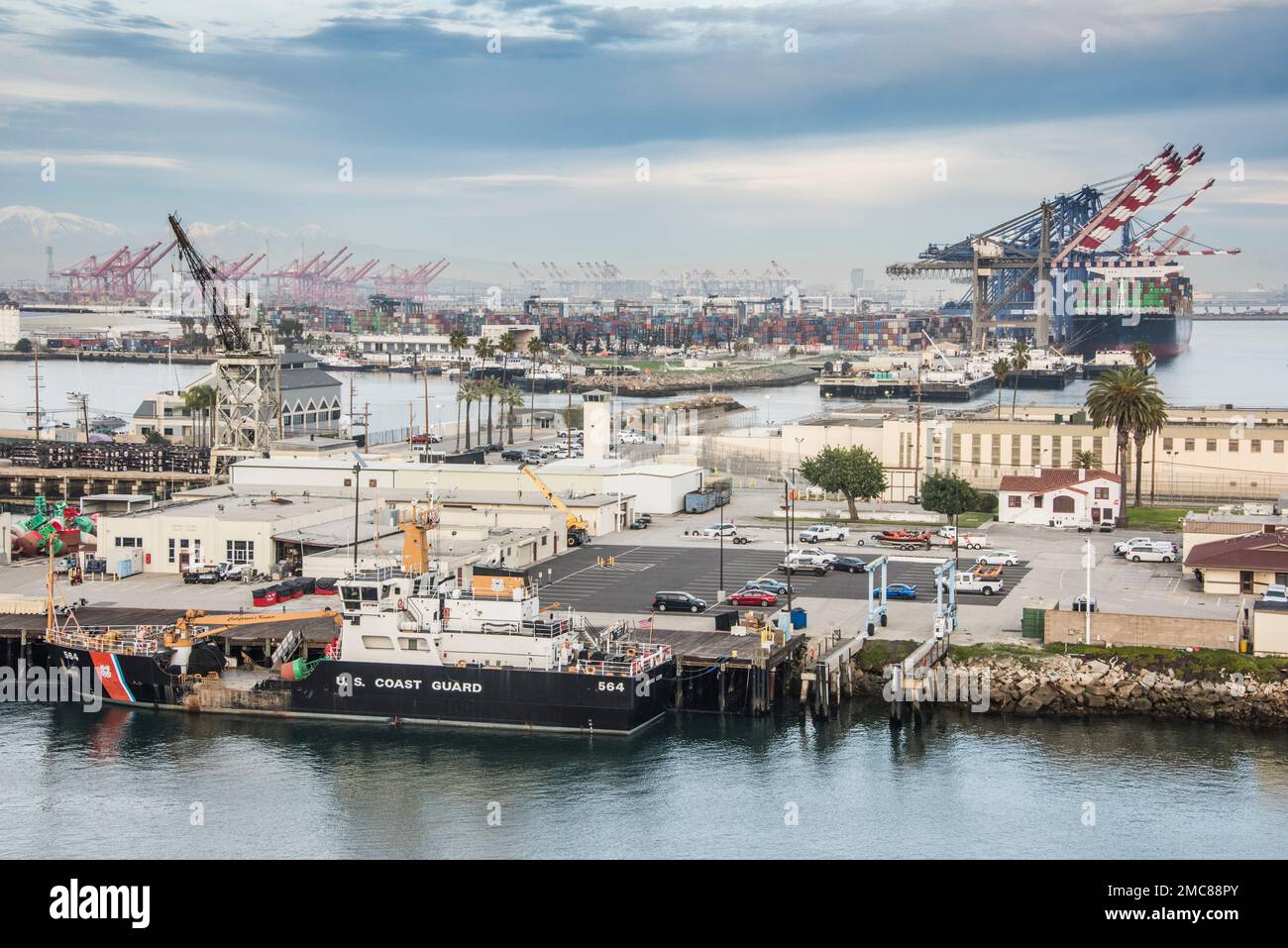 Una taglierina della Guardia Costiera degli Stati Uniti è legata al molo nel porto più trafficato del Nord America, il Porto di Los Angeles, California Foto Stock