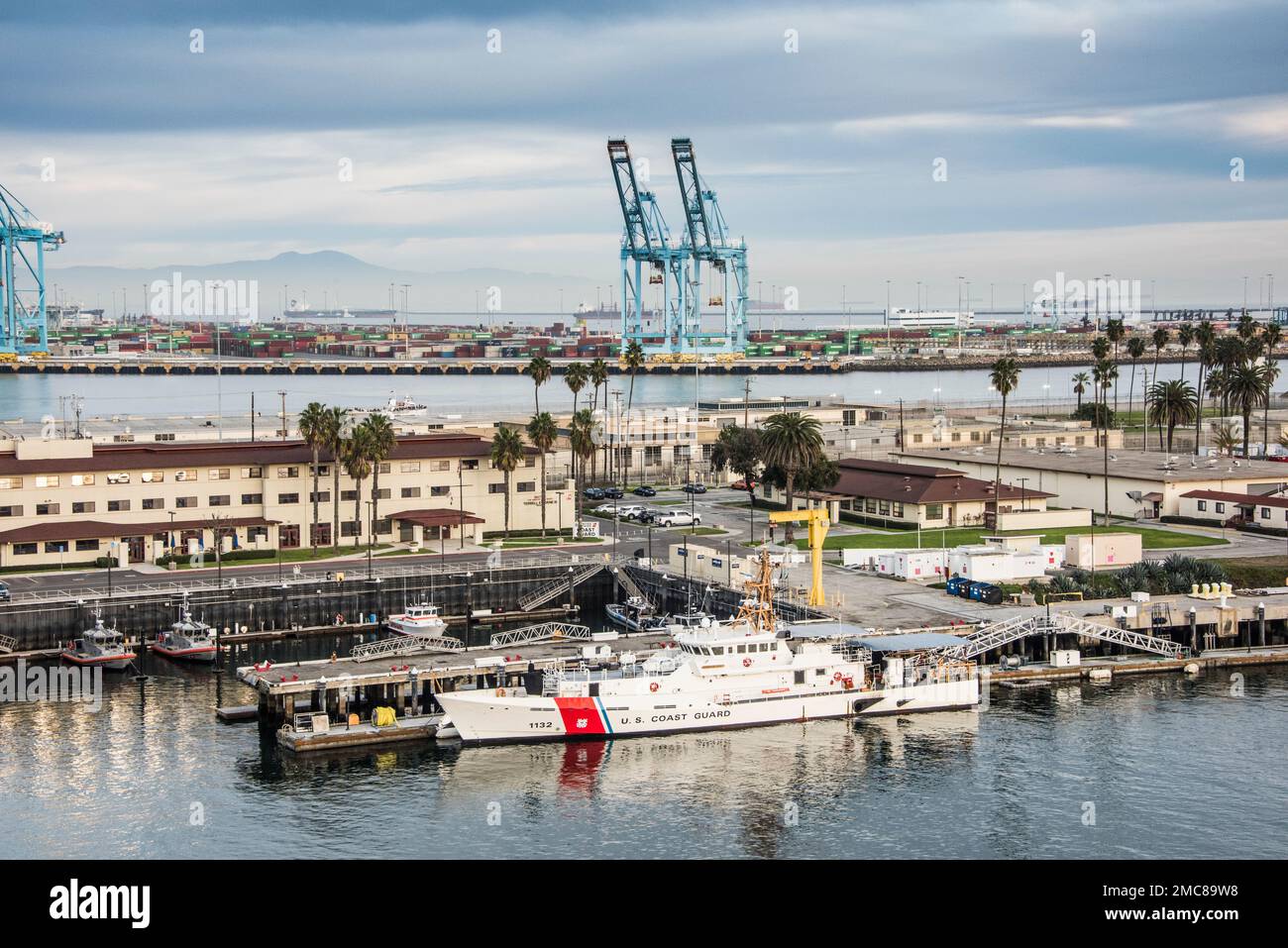 Una taglierina della Guardia Costiera degli Stati Uniti è legata al molo nel porto più trafficato del Nord America, il Porto di Los Angeles, California Foto Stock
