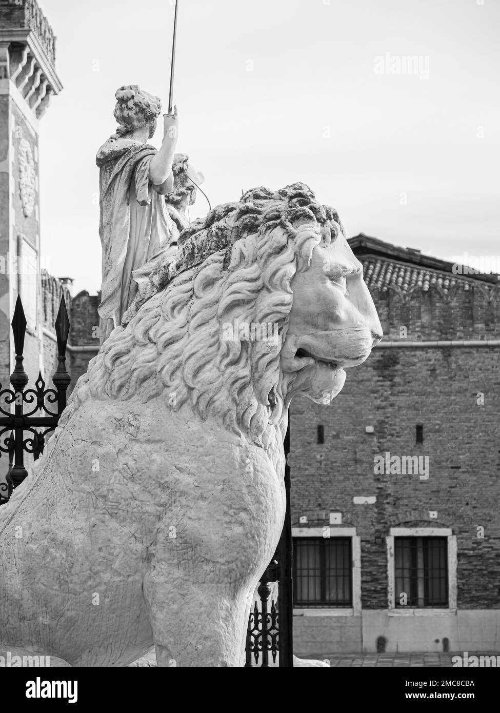 Un'immagine in scala di grigi del Leone Pireo e una statua in marmo romano all'Arsenale veneziano di Venezia Foto Stock