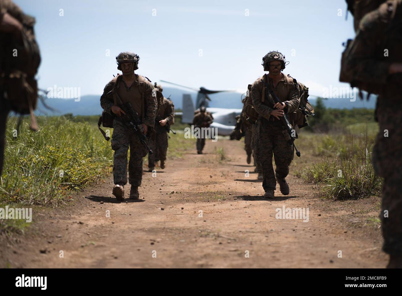 STATI UNITI Marines con 3D battaglione, 2D Marines si preparano ad iniziare l'esercizio Shinka 22,1 presso il Combined Arms Training Center, Camp Fuji, Giappone, 27 giugno 2022. Shinka esemplifica un impegno condiviso verso una formazione realistica che produca forze letali, pronte e adattabili in grado di svolgere operazioni decentralizzate in un'ampia gamma di missioni. 3/2 è schierato in avanti nell'Indo-Pacifico sotto 4th Marines, 3D divisione marina come parte del programma di distribuzione dell'unità. Foto Stock