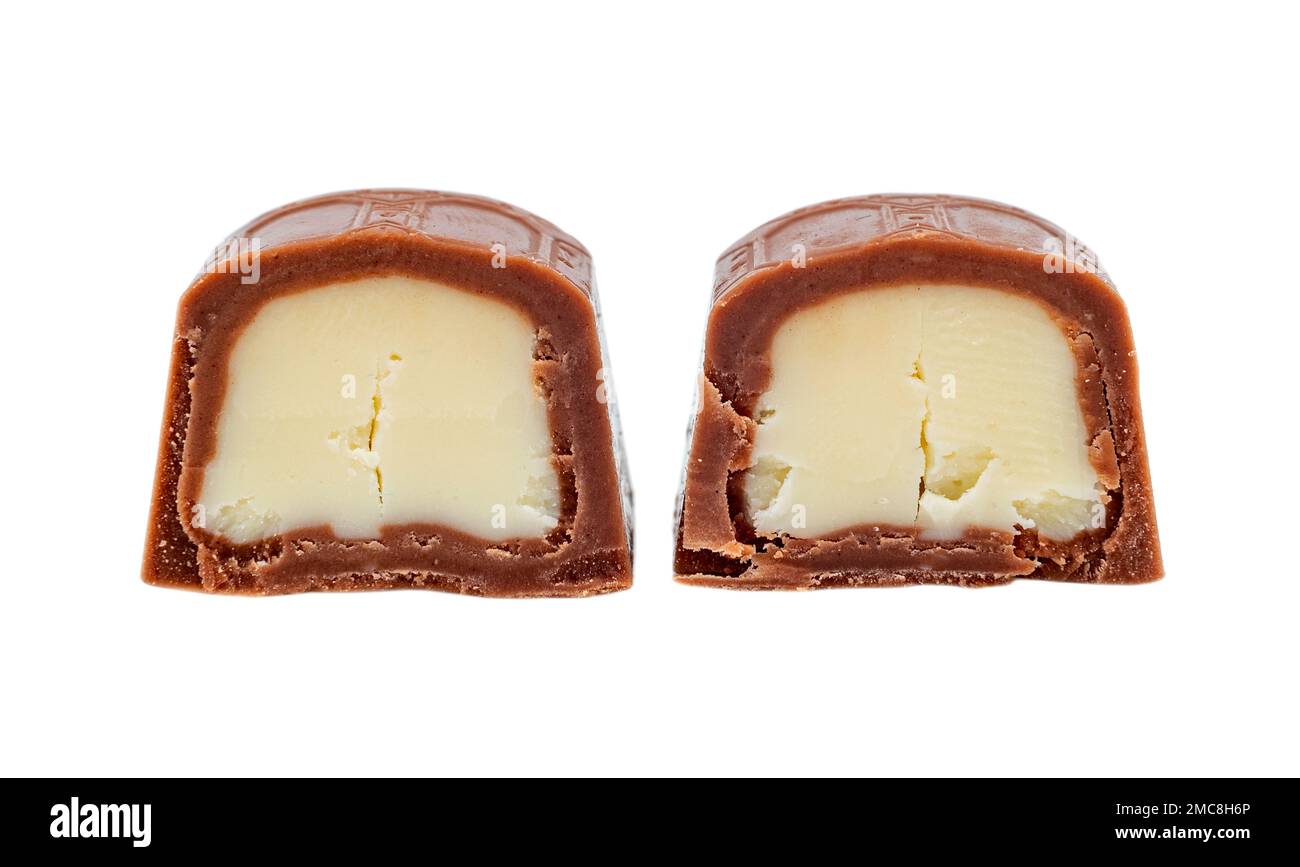 La barra di cioccolato è spezzata in pezzi. Caramelle con ripieno di latte Foto Stock