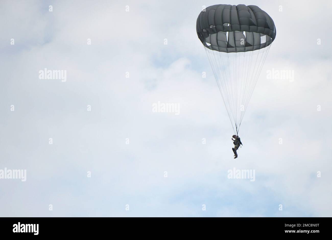 VIRGINIA BEACH, Virginia (27 giugno 2022)- un tecnico per lo smaltimento di ordigni esplosivi della EODMU (Explosive Ordnance Disposal Mobile Unit) 6 conduce un inserimento di paracadute di linea statica. CRABEx è un esercizio di formazione che certifica le unità di azione della Navy EOD nell'ambito del gruppo di smaltimento delle Ordnance esplosive (EODGRU) 2, assicurando una forza EOD pronta e più letale. Foto Stock