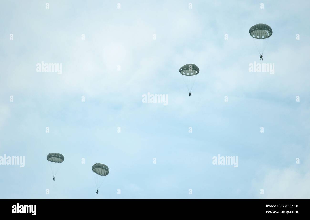 VIRGINIA BEACH, Virginia (27 giugno 2022)- i tecnici di smaltimento di ordigni esplosivi dell'unità mobile di smaltimento di ordigni esplosivi (EODMU) 6 effettuano l'inserimento di paracadute in linea statica. CRABEx è un esercizio di formazione che certifica le unità di azione della Navy EOD nell'ambito del gruppo di smaltimento delle Ordnance esplosive (EODGRU) 2, assicurando una forza EOD pronta e più letale. Foto Stock