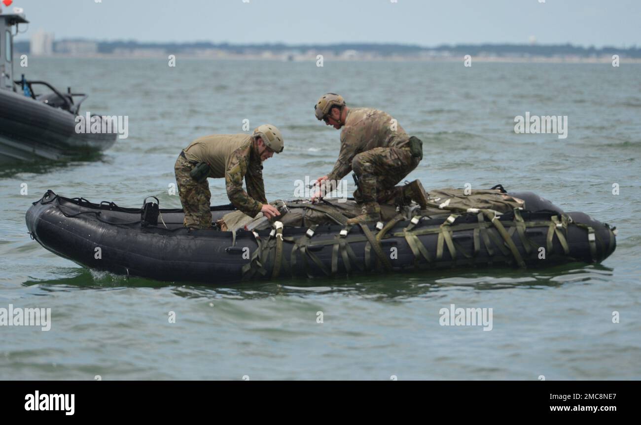 VIRGINIA BEACH, Virginia (27 giugno 2022)- tecnici di smaltimento di ordigni esplosivi dell'unità mobile di smaltimento di ordigni esplosivi (EODMU) 6 attaccano un moschettiere a un'imbarcazione Mark F470 Combat Rubber Rating Craft (CRRC). CRABEx è un esercizio di formazione che certifica le unità di azione della Navy EOD nell'ambito del gruppo di smaltimento delle Ordnance esplosive (EODGRU) 2, assicurando una forza EOD pronta e più letale. Foto Stock