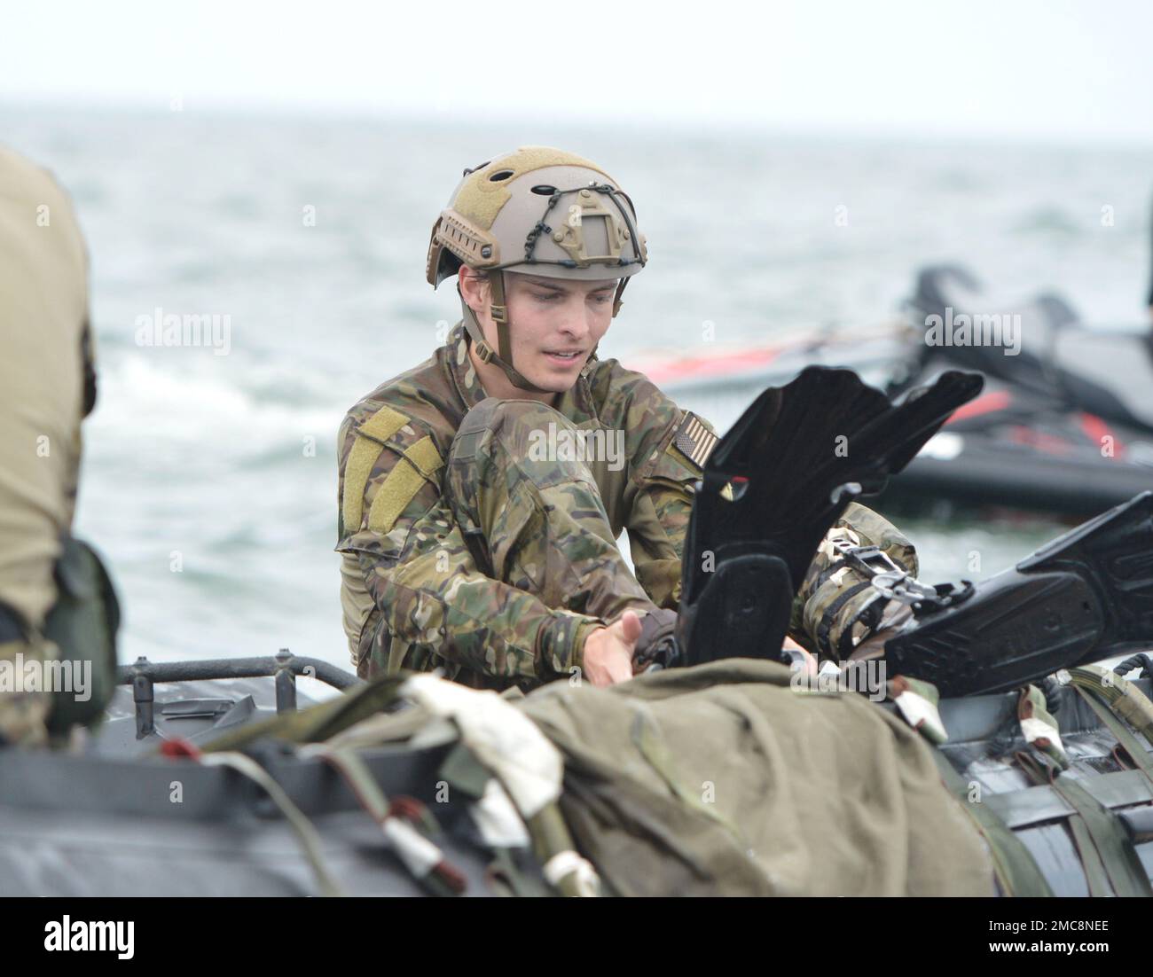 VIRGINIA BEACH, Virginia (27 giugno 2022)- un tecnico EOD (Explosive Ordnance Disposal) dell'unità mobile EODMU (Explosive Ordnance Disposal Mobile Unit) 6 rimuove le alette dopo l'imbarco sul Mark F470 Combat Rubber Rating Craft (CRRC). CRABEx è un esercizio di formazione che certifica le unità di azione della Navy EOD nell'ambito del gruppo di smaltimento delle Ordnance esplosive (EODGRU) 2, assicurando una forza EOD pronta e più letale. Foto Stock