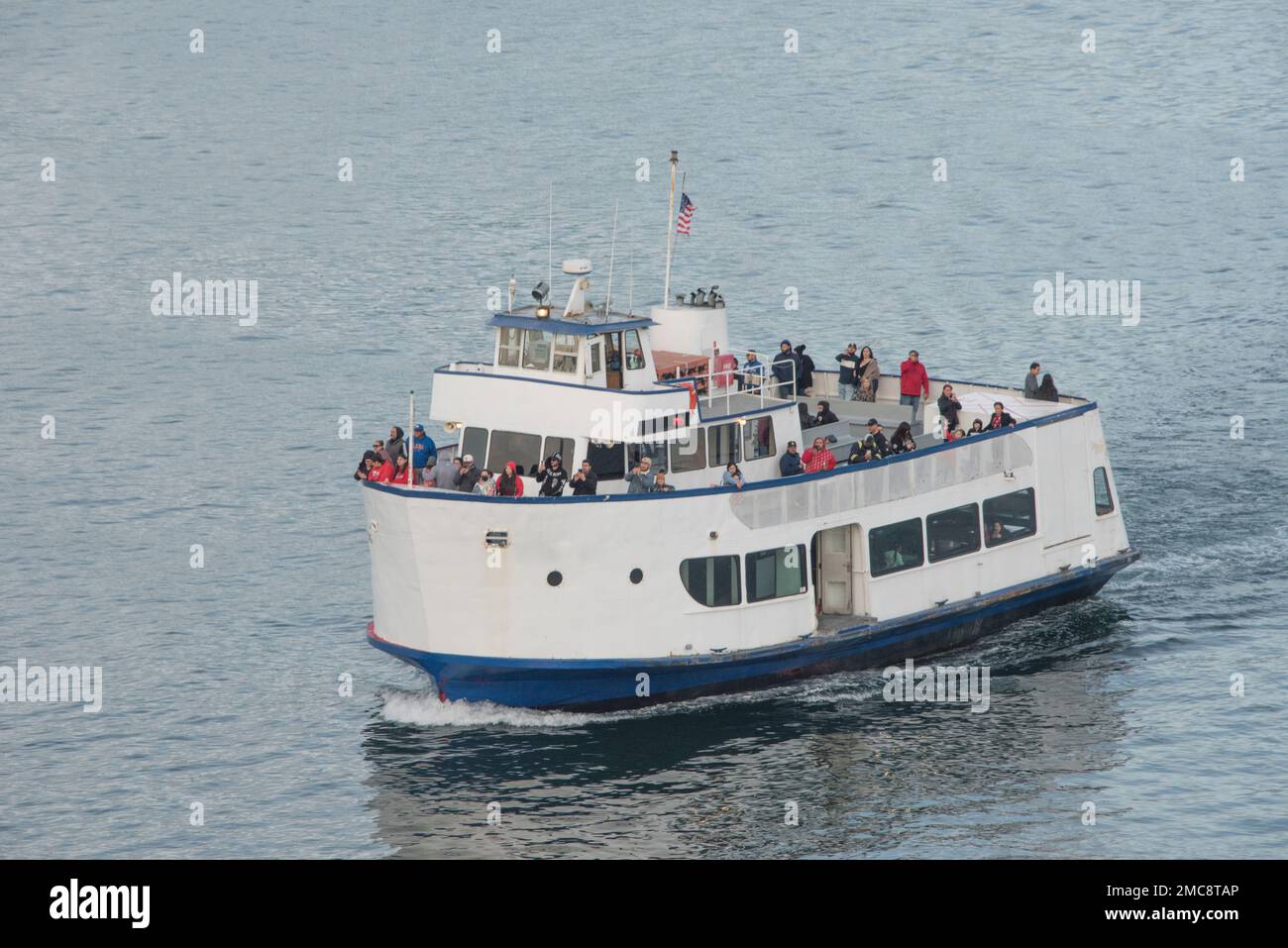 Una barca turistica naviga nel porto più trafficato del Nord America, il Porto di Los Angeles, California, USA Foto Stock