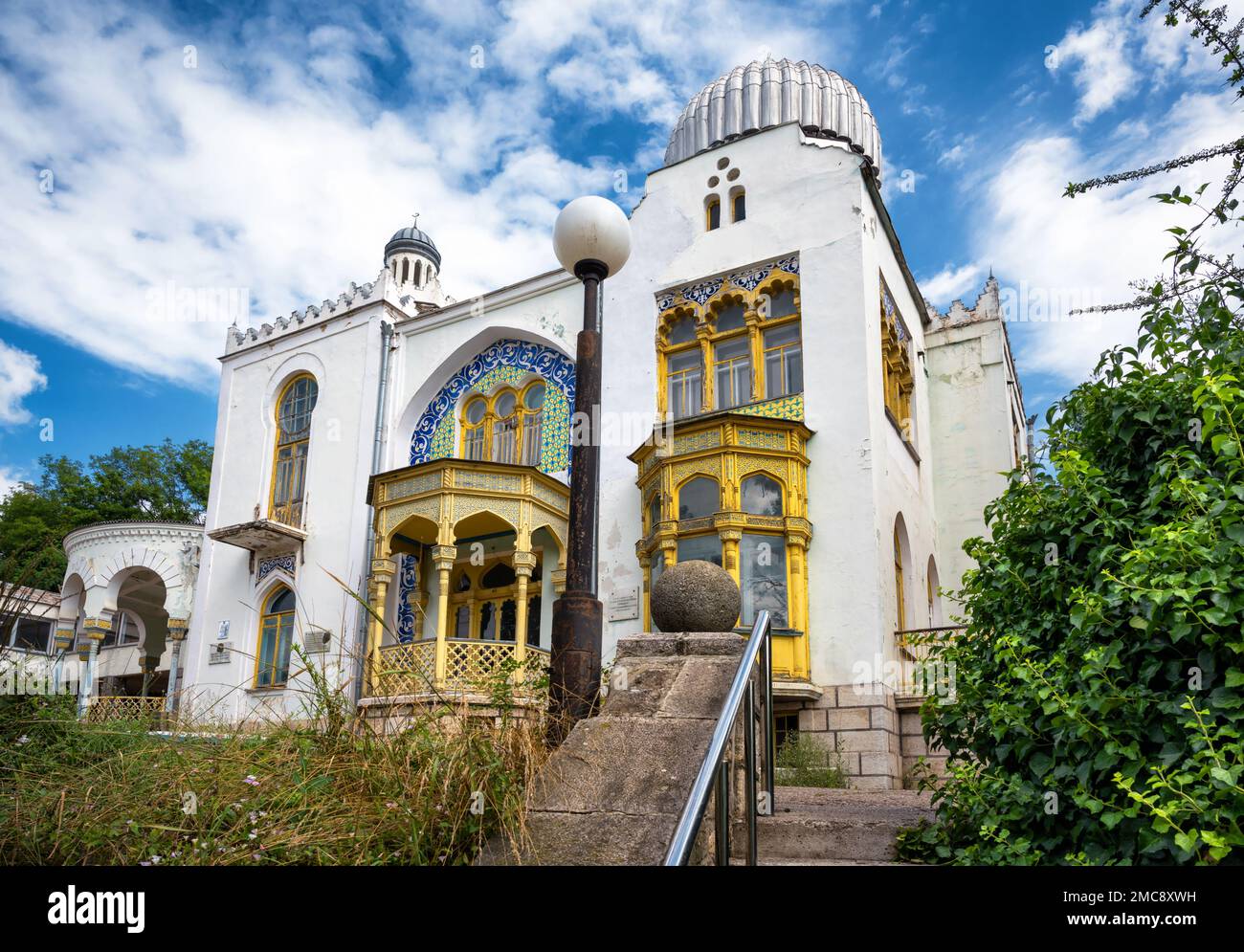 Palazzo di Emir di Bukhara a Zheleznovodsk, Russia. Scenario di punto di riferimento storico della città di Zheleznovodsk in estate. Viaggi, turismo e visite turistiche in Foto Stock