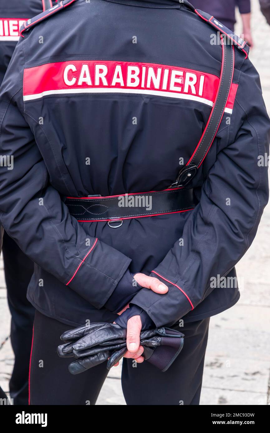 Dorso della giacca di un poliziotto, carabinieri Foto stock - Alamy