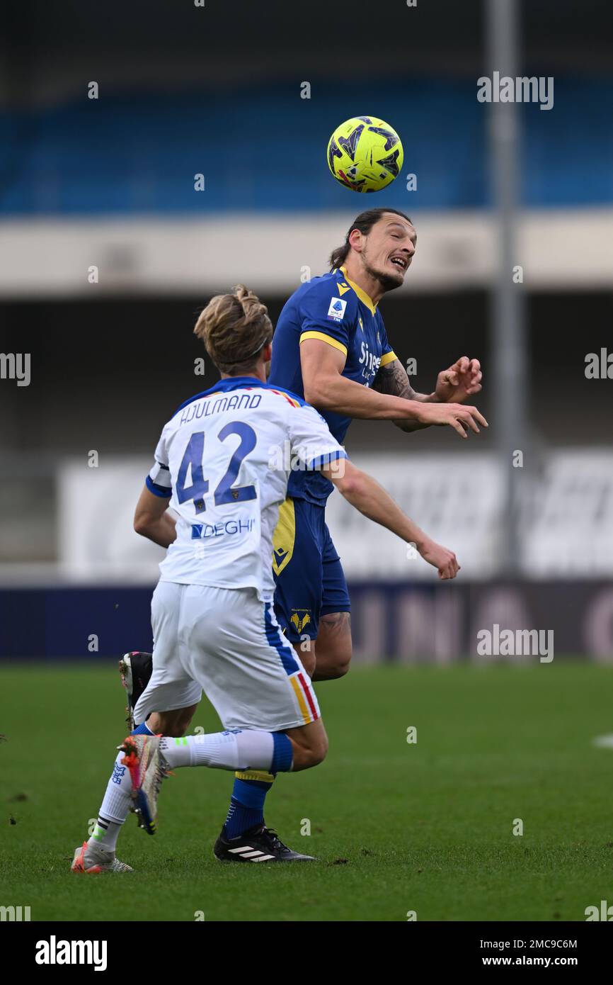 Milano Djuric (Hellas Verona)Morten Hjulmand (Lecce) durante la Serie Italiana Una partita tra Hellas Verona 2-0 Lecce allo Stadio Marcantonio Bentegodi il 21 gennaio 2023 a Verona. Credit: Maurizio Borsari/AFLO/Alamy Live News Foto Stock