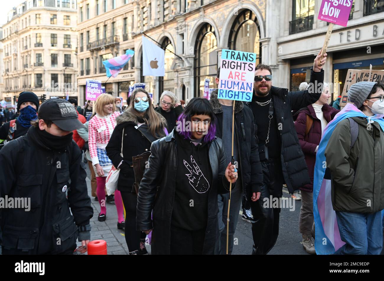 Regent Street, Londra, Regno Unito, 21 gennaio 2023: Marcia trans right attraverso Regent Street, lotta per la Sezione 35. Protestare contro il tentativo del governo britannico di bloccare la riforma scozzese delle GRA e di essere solidali con questo disgustoso attacco contro i transcittadini. Credit: Vedi li/Picture Capital/Alamy Live News Foto Stock