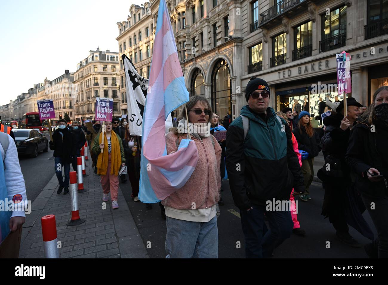 Regent Street, Londra, Regno Unito, 21 gennaio 2023: Marcia trans right attraverso Regent Street, lotta per la Sezione 35. Protestare contro il tentativo del governo britannico di bloccare la riforma scozzese delle GRA e di essere solidali con questo disgustoso attacco contro i transcittadini. Credit: Vedi li/Picture Capital/Alamy Live News Foto Stock