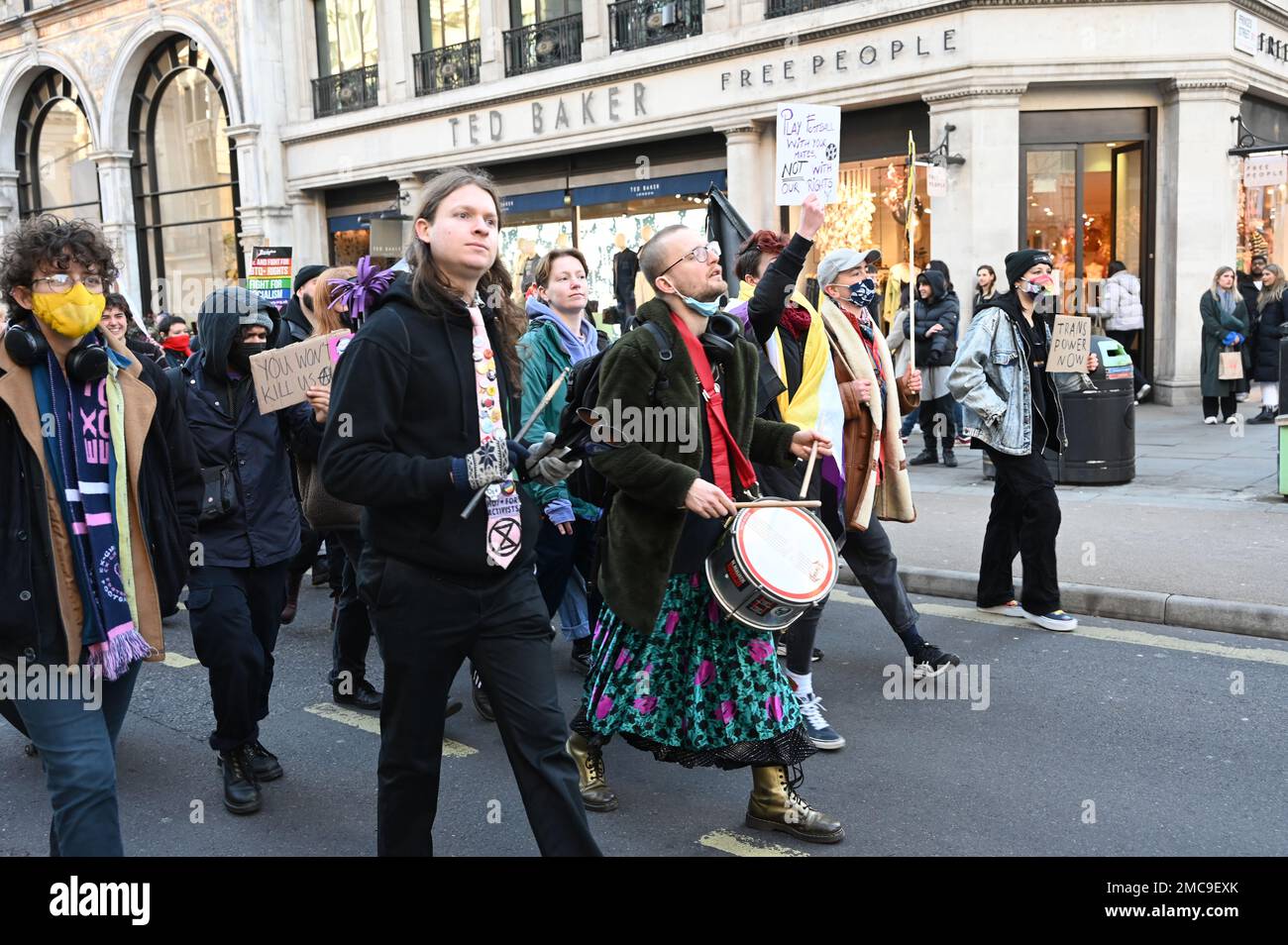 Regent Street, Londra, Regno Unito, 21 gennaio 2023: Marcia trans right attraverso Regent Street, lotta per la Sezione 35. Protestare contro il tentativo del governo britannico di bloccare la riforma scozzese delle GRA e di essere solidali con questo disgustoso attacco contro i transcittadini. Credit: Vedi li/Picture Capital/Alamy Live News Foto Stock