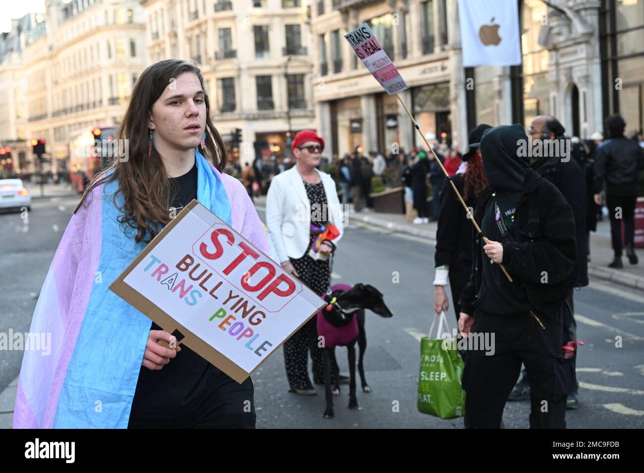 Regent Street, Londra, Regno Unito, 21 gennaio 2023: Marcia trans right attraverso Regent Street, lotta per la Sezione 35. Protestare contro il tentativo del governo britannico di bloccare la riforma scozzese delle GRA e di essere solidali con questo disgustoso attacco contro i transcittadini. Credit: Vedi li/Picture Capital/Alamy Live News Foto Stock