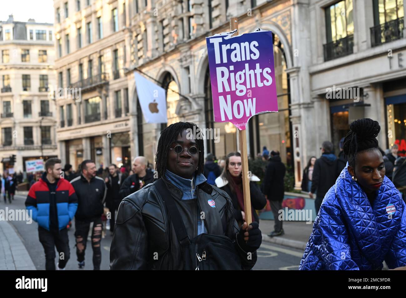 Regent Street, Londra, Regno Unito, 21 gennaio 2023: Marcia trans right attraverso Regent Street, lotta per la Sezione 35. Protestare contro il tentativo del governo britannico di bloccare la riforma scozzese delle GRA e di essere solidali con questo disgustoso attacco contro i transcittadini. Credit: Vedi li/Picture Capital/Alamy Live News Foto Stock