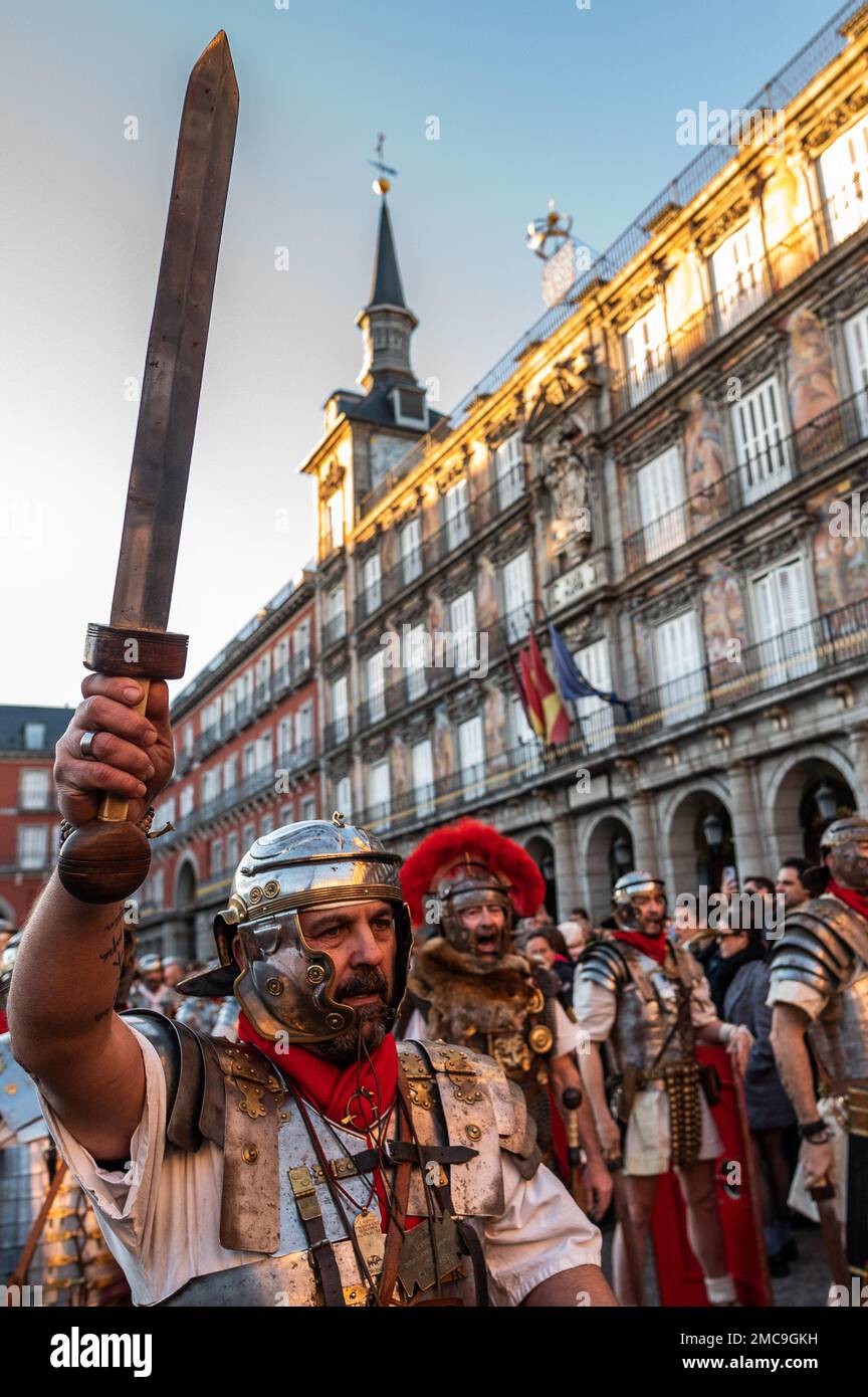 Madrid, Spagna. 21st Jan, 2023. Legionarie romane sono viste durante una parata attraverso il centro di Madrid come parte di un campione di 'Arde Lucus', un festival storico ricreativo che si svolge ogni anno a Lugo, Galizia, E questo fa parte degli eventi del FITUR (International Tourism Fair) che si svolge in questi giorni a Madrid. Credit: Marcos del Mazo/Alamy Live News Foto Stock