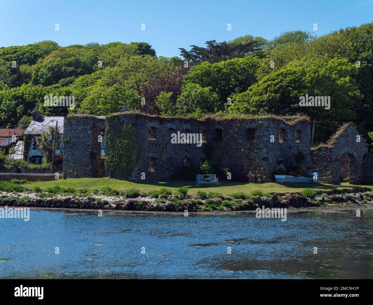 Le rovine di grano di pietra immagazzinano sulla riva di Clonakilty Bay in un giorno di primavera. Paesaggio irlandese. Le rovine di Arundel Grain Store vicino Clonakilty. Foto Stock