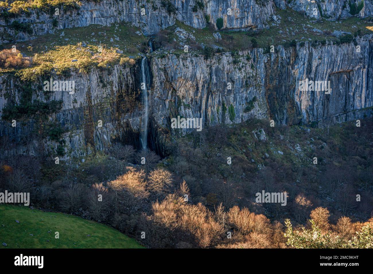 Cascata verticale lungo la parete di montagna della nascita del fiume Ason nella valle del Collados del Ason, Cantabria, Spagna, Europa Foto Stock