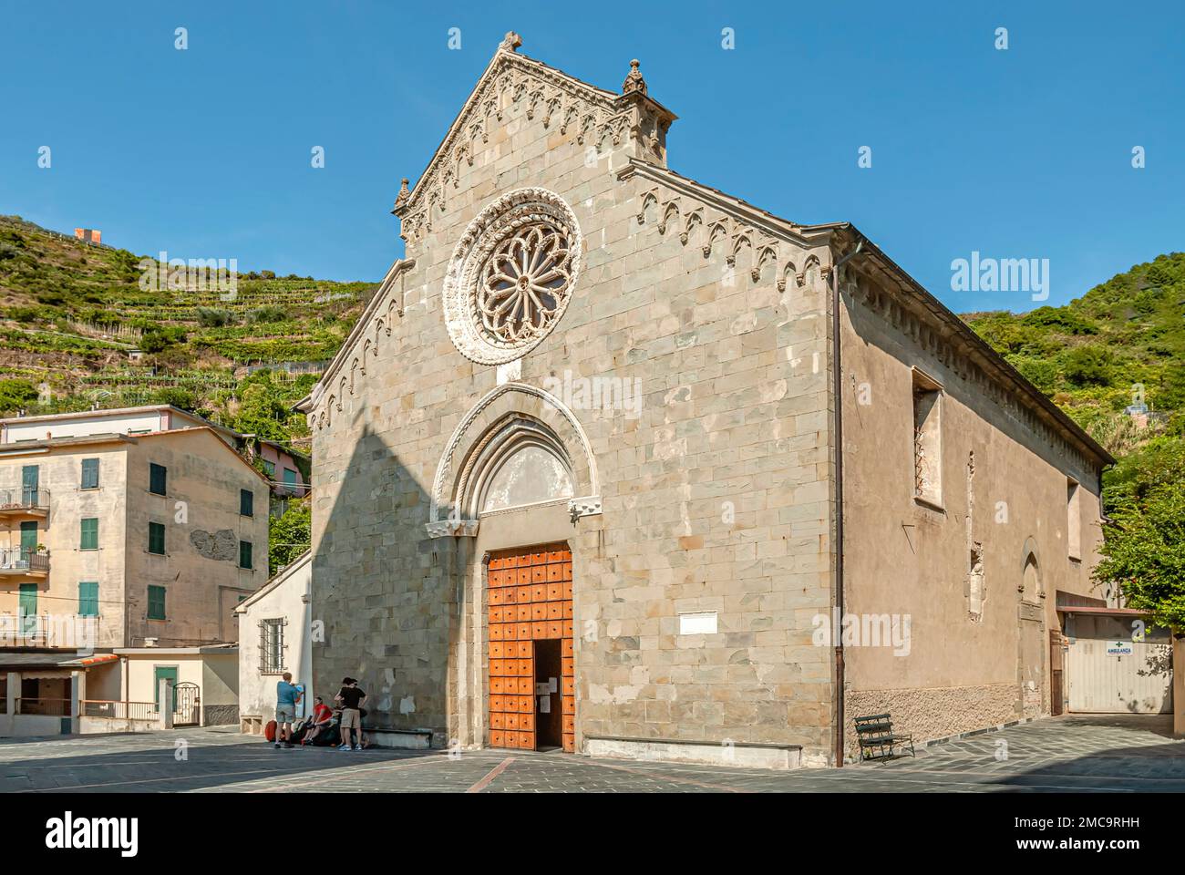 Chiesa di San Lorenzo (Chiesa di San Lorenzo) nel centro di Manarola, Liguria, Italia Foto Stock
