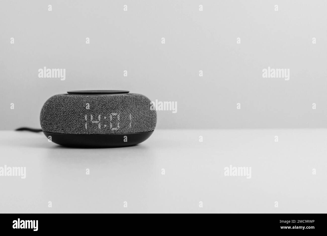 Primo piano dell'altoparlante smart mini per la casa. Concetto di speaker intelligente ai. Altoparlante a comando vocale con riconoscimento vocale attivato Foto Stock