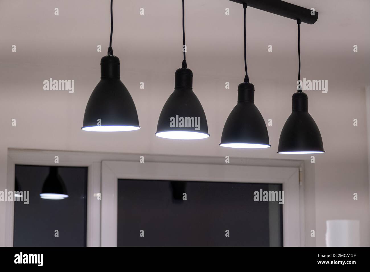 Elementi di luce per cucina, lampade. Luci di cortesia nere. Luminoso spazio cucina ristrutturato. Lampada da soffitto a LED, superficie rotonda Foto Stock