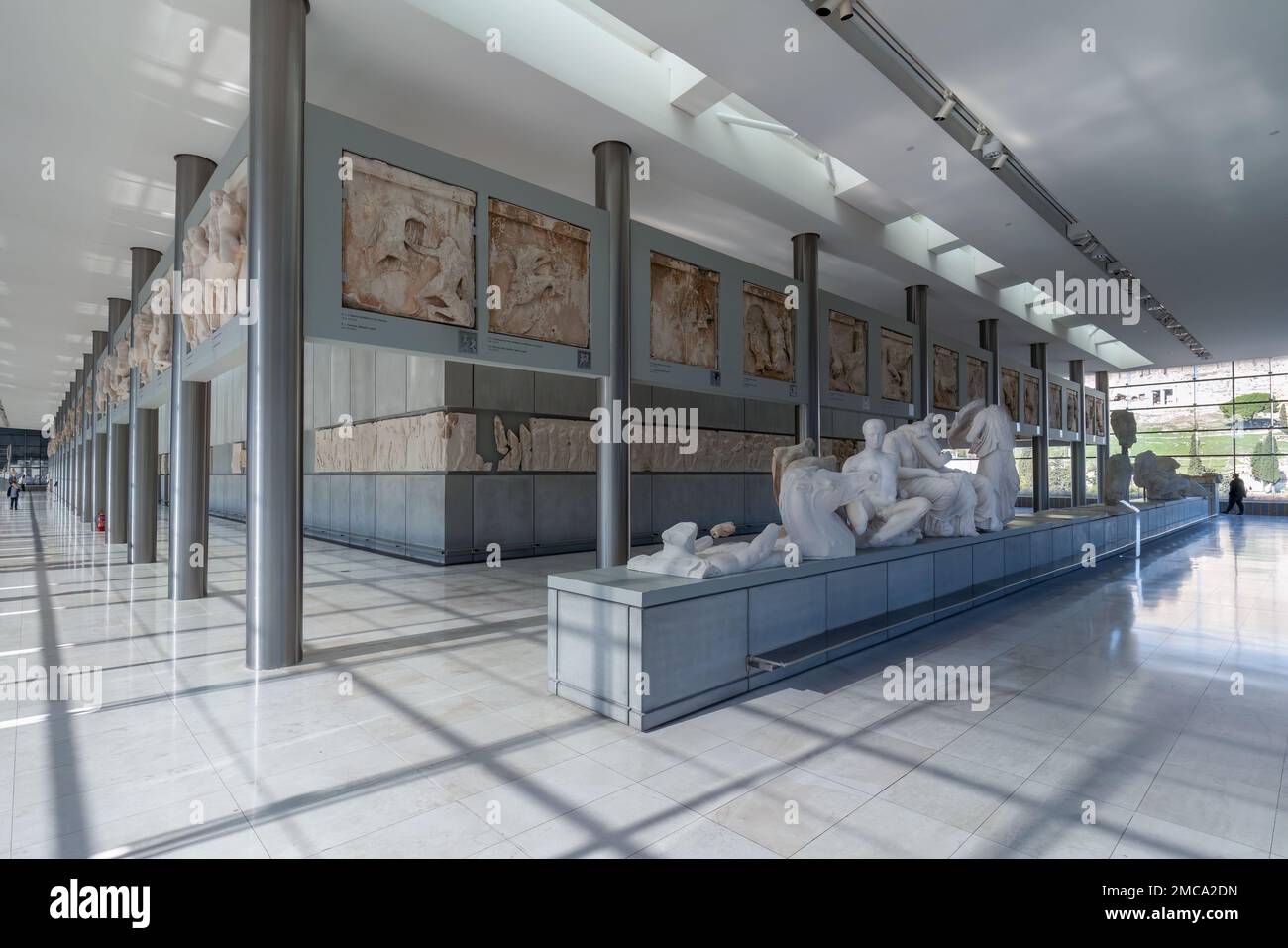 Vista interna del Museo dell'Acropoli nel centro della città di Atene, terzo piano, Galleria del Partenone, di giorno Foto Stock
