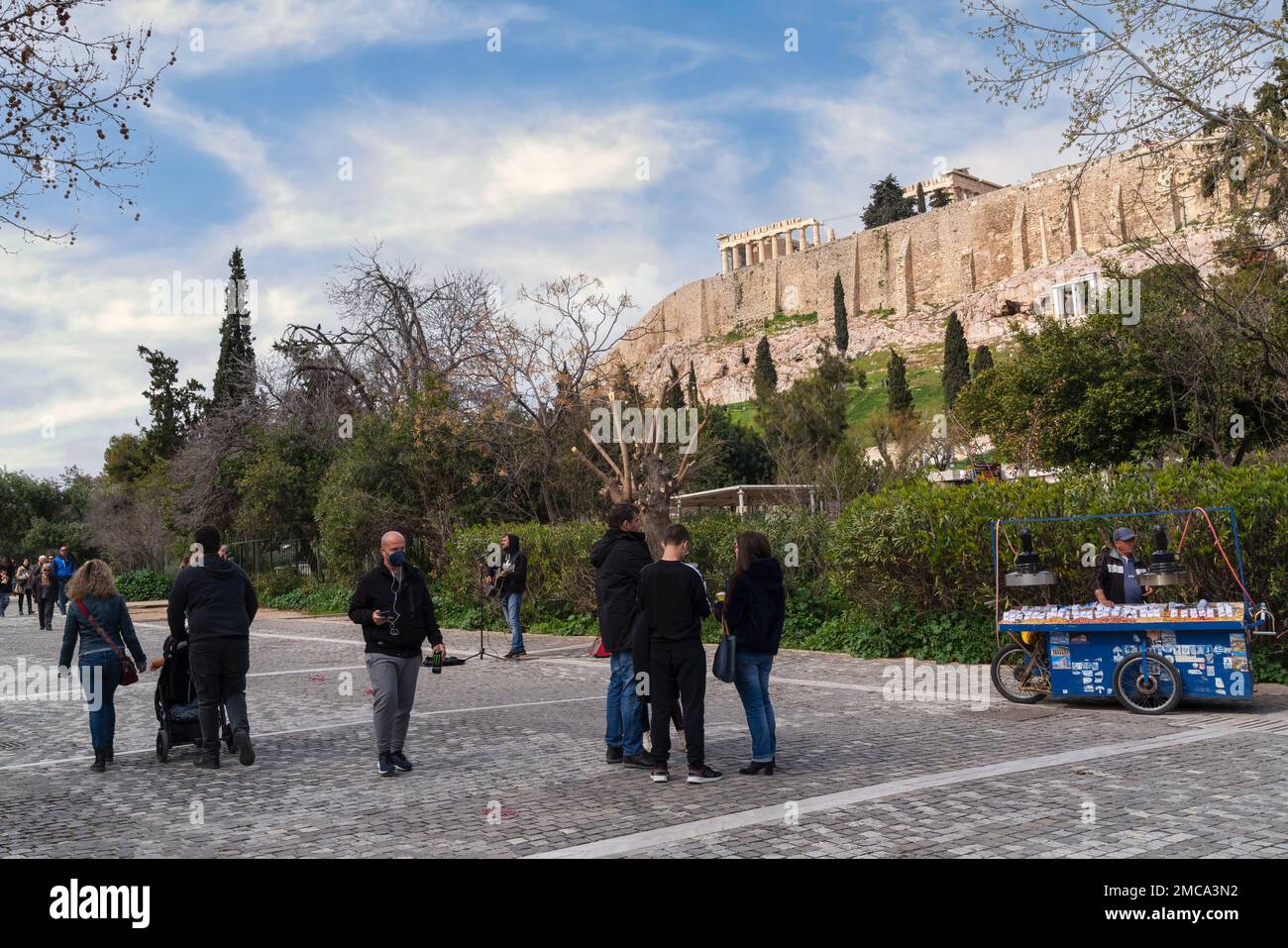 L'Acropoli di Atene con la tempesta del Partenone come si vede mentre si cammina attraverso la strada pedonale Dionysiou Areopagitou Foto Stock