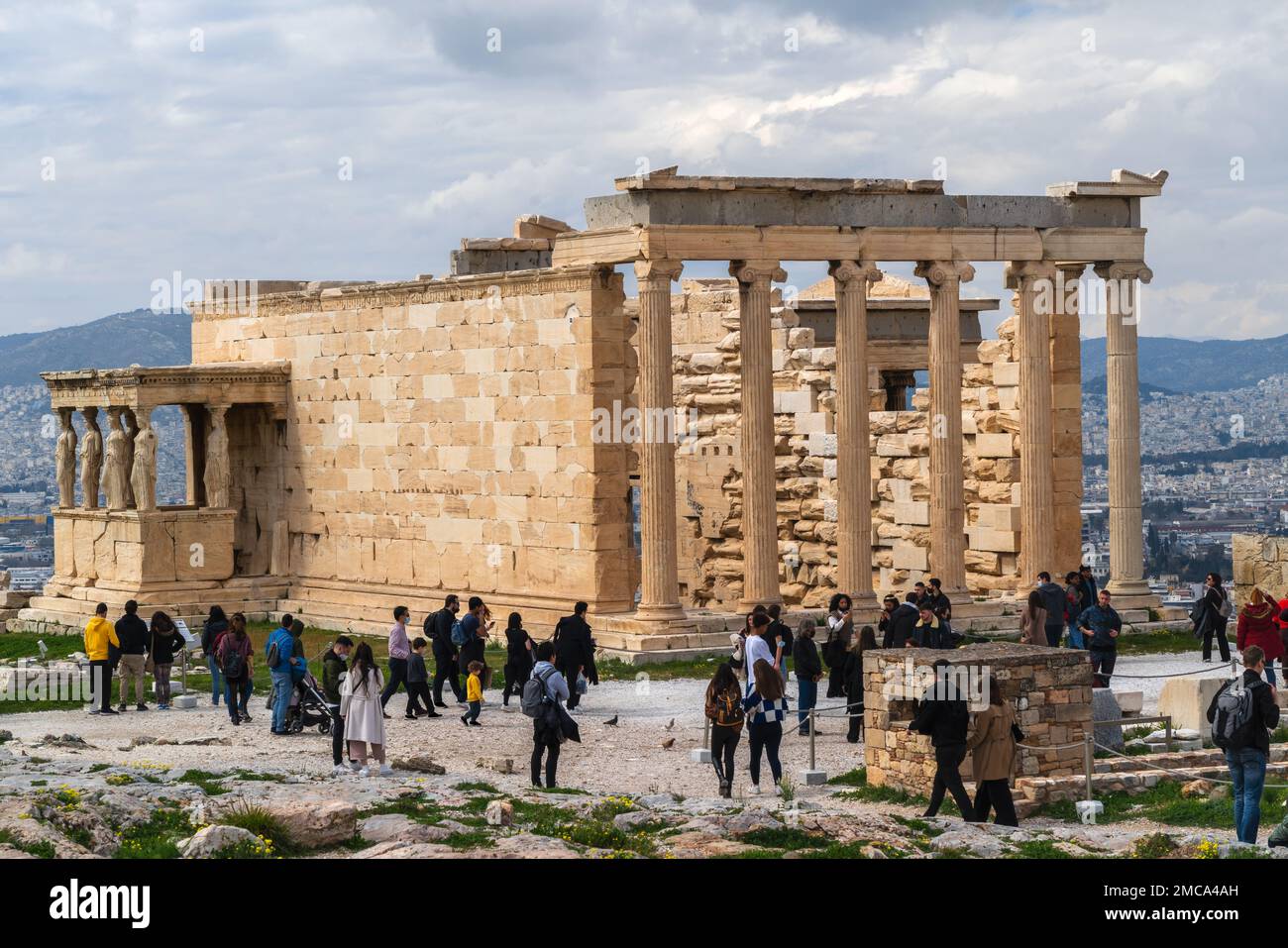 Tempio di Erechtheion (Erechtheum) con i Cariatidi nel sito archeologico dell'Acropoli. Il tempio fu dedicato alla dea Atena e al dio Poseidone Foto Stock