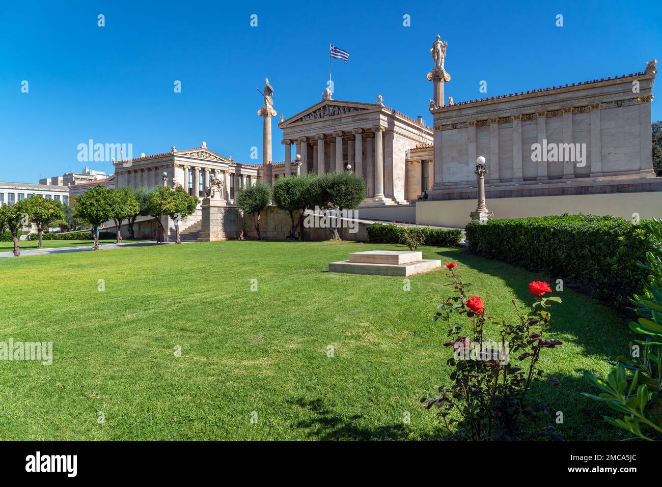 Accademia Nazionale di Atene edificio neoclassico nel centro della città di Atene in una giornata di suunia con cielo azzurro chiaro Foto Stock